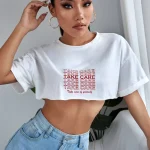 SHEIN EZwear Camiseta corta de hombros caídos con estampado de slogan