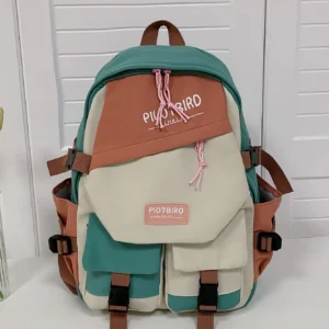 Mochila ligera con bloques de color, con múltiples bolsillos