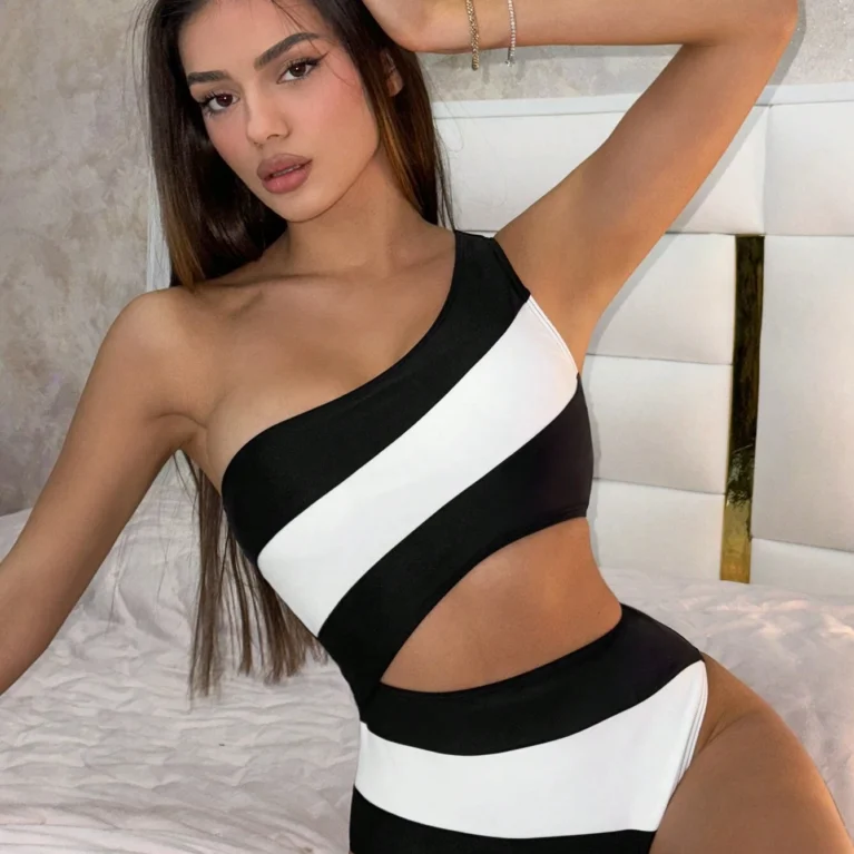 Traje de baño de una pieza de un hombro con abertura lateral