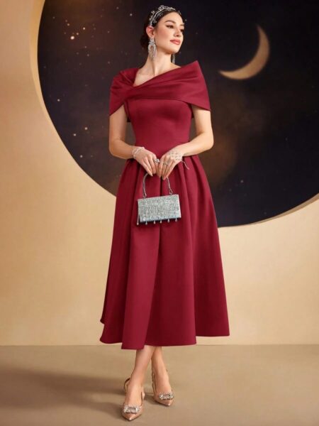 Vestido midi de satén elegante con manga asimetrica