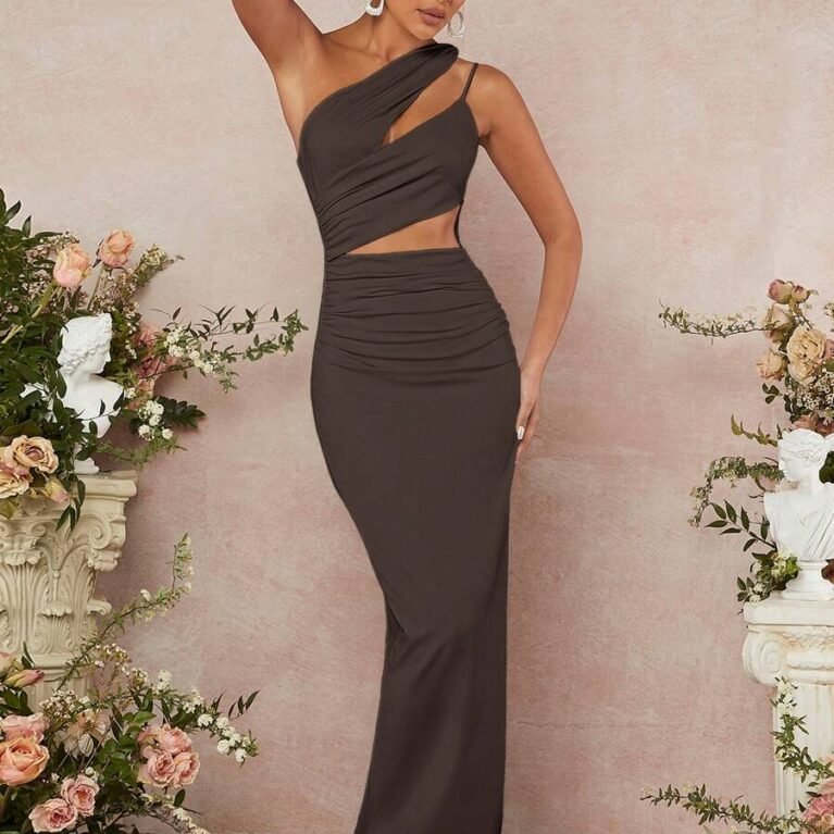 Vestido largo ajustado de un hombro con abertura en pecho