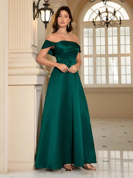 Vestido de fiesta elegante con hombros descubiertos y abertura lateral