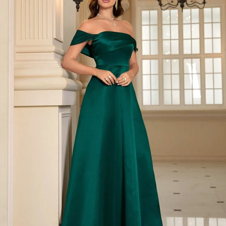 Vestido de fiesta elegante con hombros descubiertos y abertura lateral