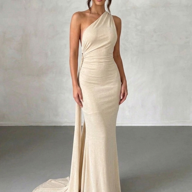 Vestido largo asimétrico espalda descubierta brillante