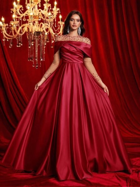 Vestido largo elegante con mangas de malla y perlas