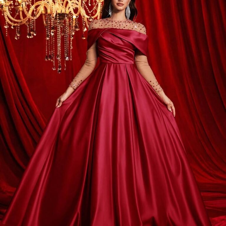 Vestido largo elegante con mangas de malla y perlas