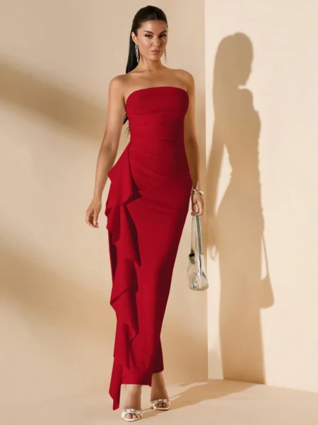 Vestido elegante sin mangas con abertura lateral con volantes ajustado