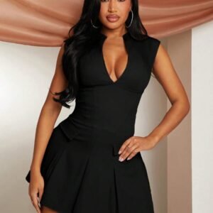 Vestido corto ajustado con falda de paletones