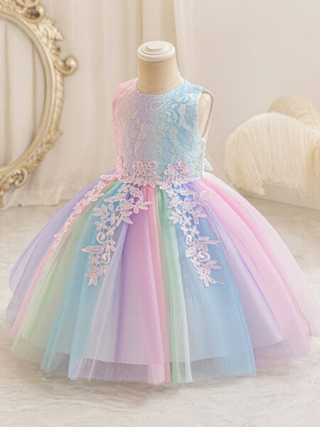 Vestido estilo princesa de niña con apliques
