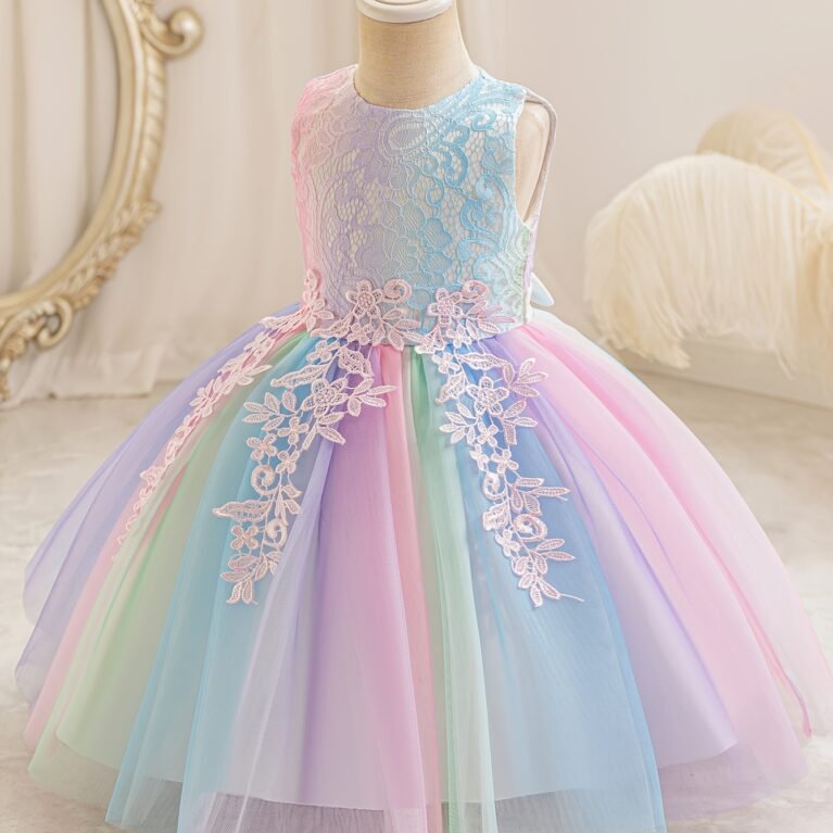 Vestido estilo princesa de niña con apliques