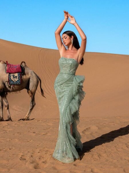 Vestido estilo sirena con vuelos y abertura lateral espalda cruzada