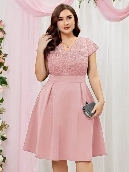 Vestido midi elegante con encaje talla plus