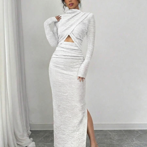 Vestido elegante manga larga de cuello alto abierto en abdomen