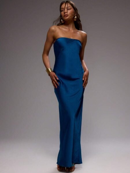 Vestido largo ajustado de satén sin tirantes liso