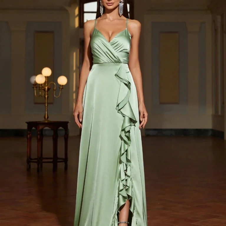 Vestido elegante de satin escote V con vuelos y abertura en mulo