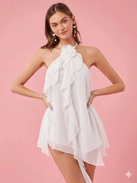 Vestido corto recto de cuello alto con vuelos