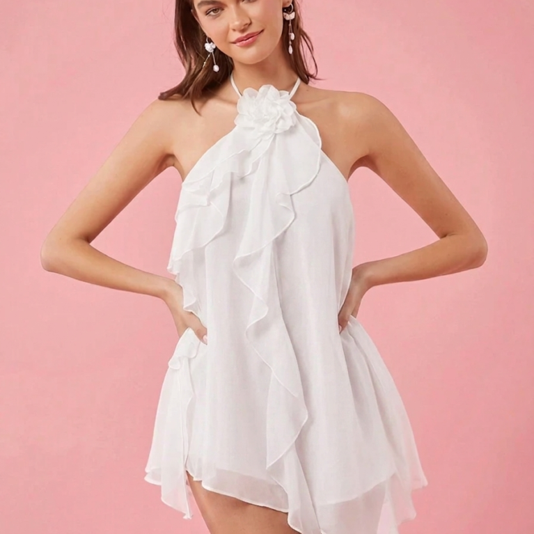 Vestido corto recto de cuello alto con vuelos