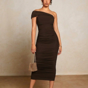 Vestido ajustado fruncido de hombros descubiertos