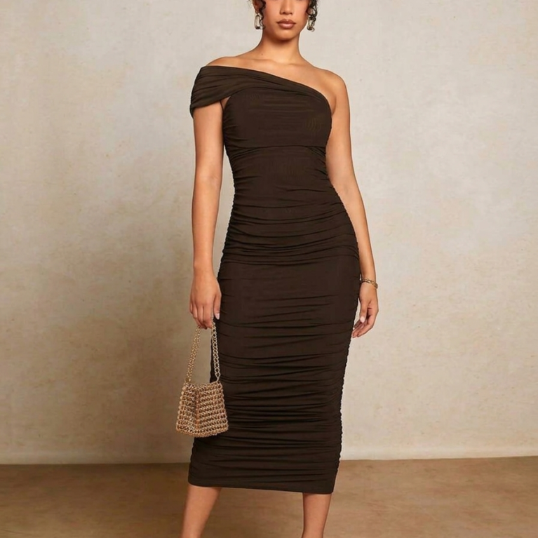 Vestido ajustado fruncido de hombros descubiertos