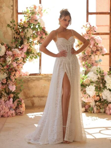 Vestido de novia de encaje con corsé y abertura en muslo