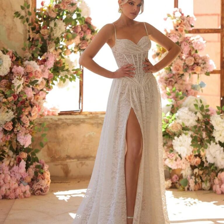 Vestido de novia de encaje con corsé y abertura en muslo