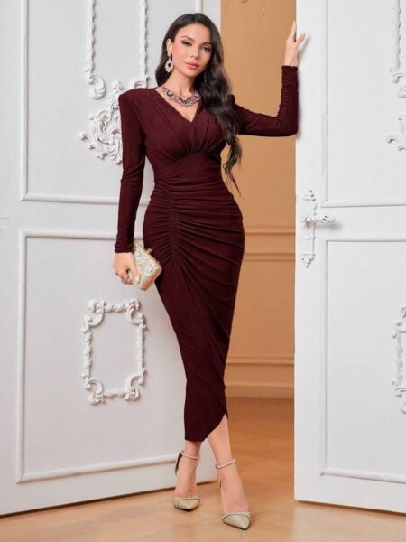Vestido midi ajustado elegante con pliegues