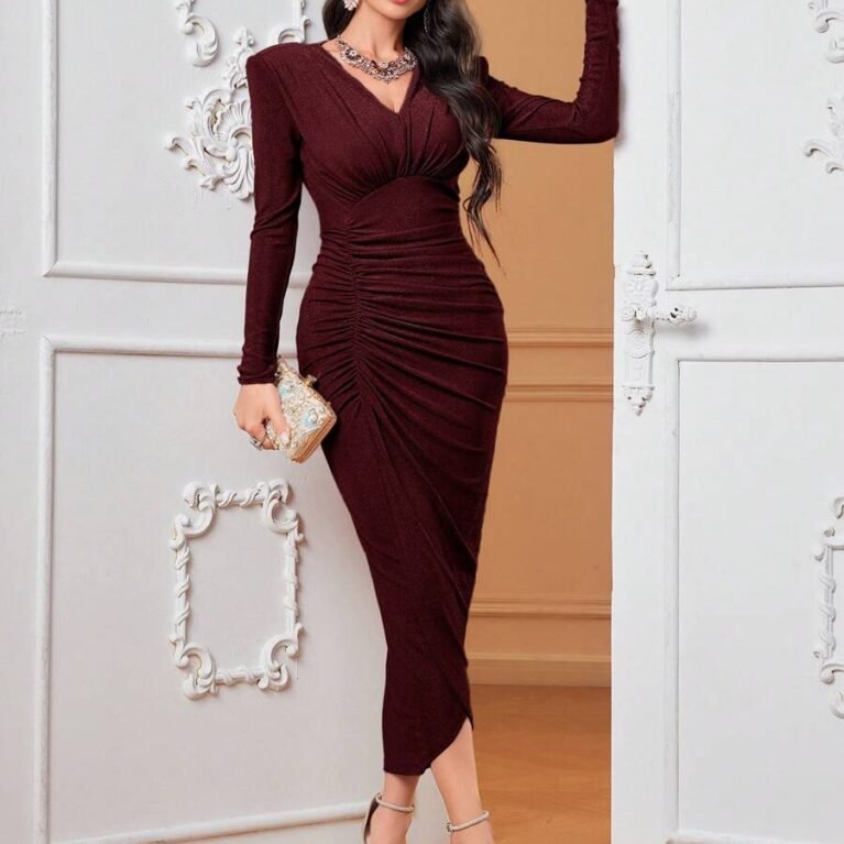 Vestido midi ajustado elegante con pliegues