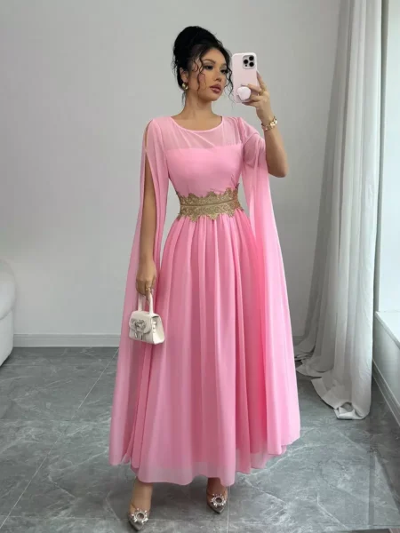 Vestido linea A con cintura de encaje dorada manga larga abierta
