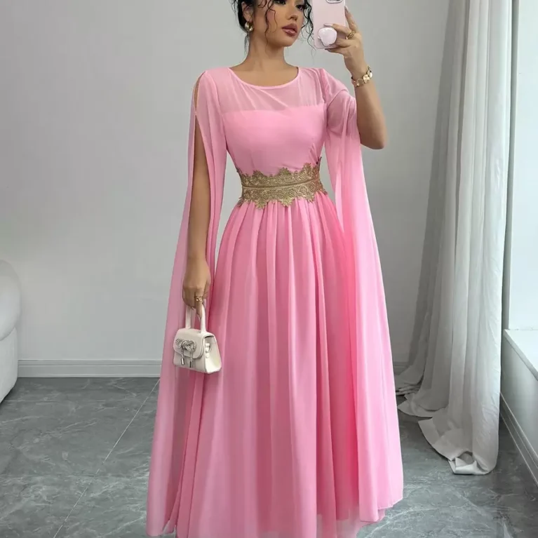 Vestido linea A con cintura de encaje dorada manga larga abierta