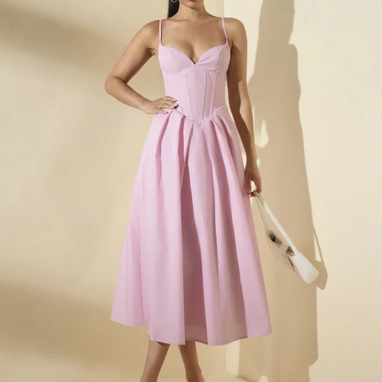 Vestido elegante de tirantes finos corte princesa
