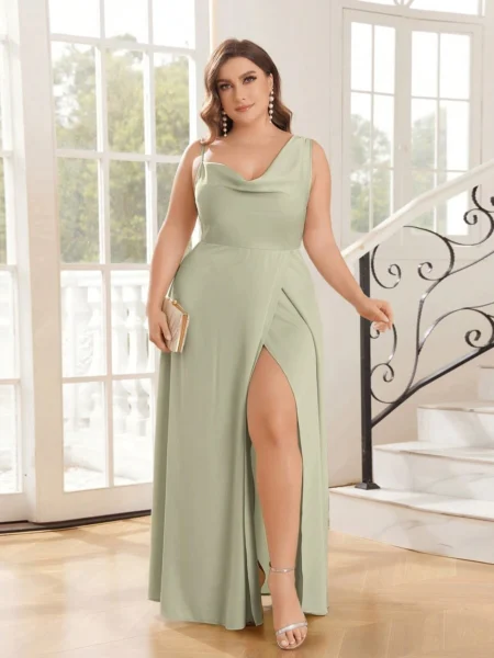 Vestido de satén elegante con abertura en muslo escote de capa