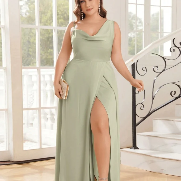 Vestido de satén elegante con abertura en muslo escote de capa