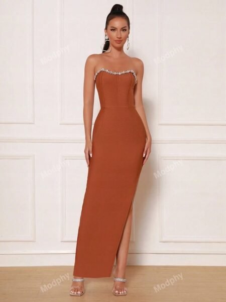 Vestido ajustado strappless con pedreria