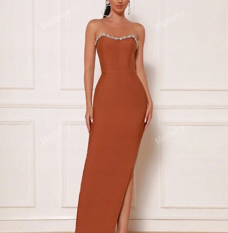 Vestido ajustado strappless con pedreria