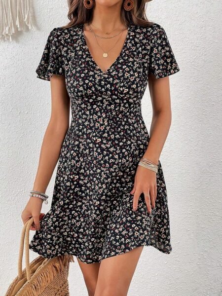 Vestido corto floral con escote V manga corta