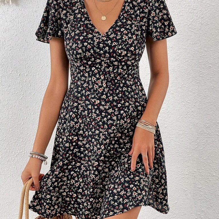 Vestido corto floral con escote V manga corta
