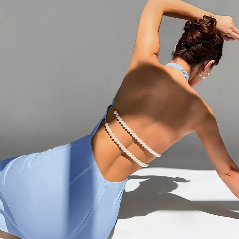 Vestido cuello alto espalda abierta con cadena doble de perlas