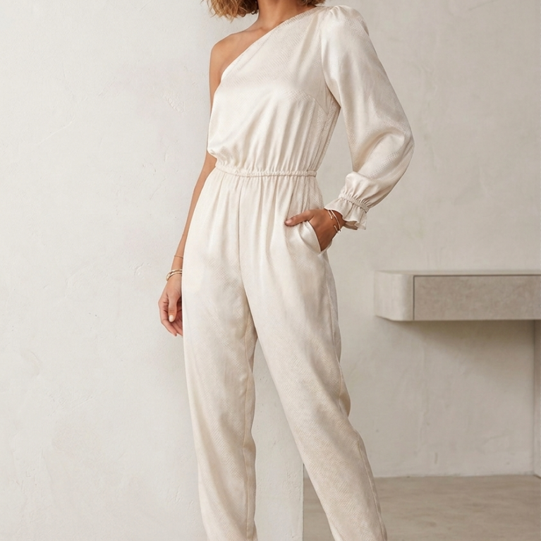 Mono elegante con manga larga fruncida satinado