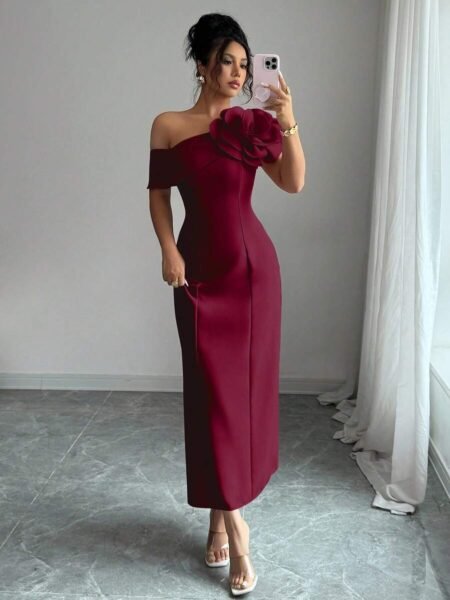 Vestido largo ajustado de hombros asimétricos con flor 3D