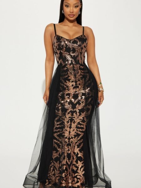 Vestido de tirantes ajustado con lentejuelas y caída de tul