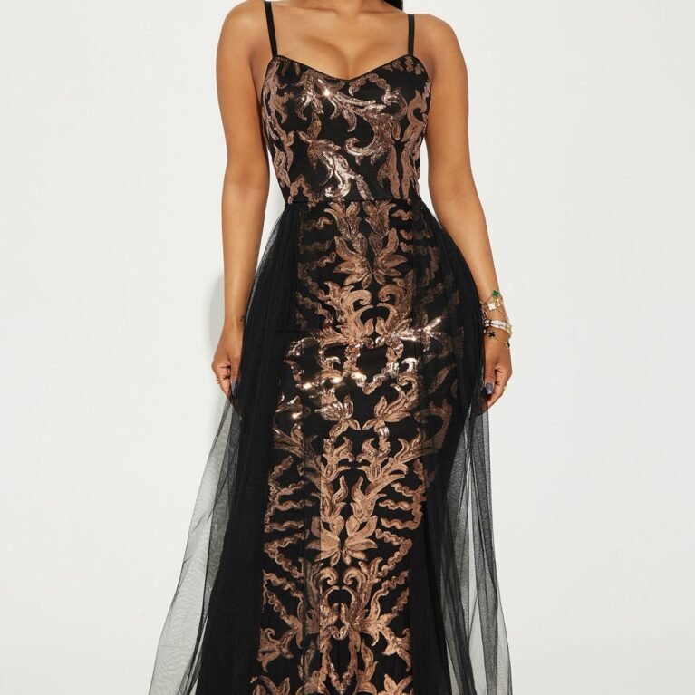 Vestido de tirantes ajustado con lentejuelas y caída de tul
