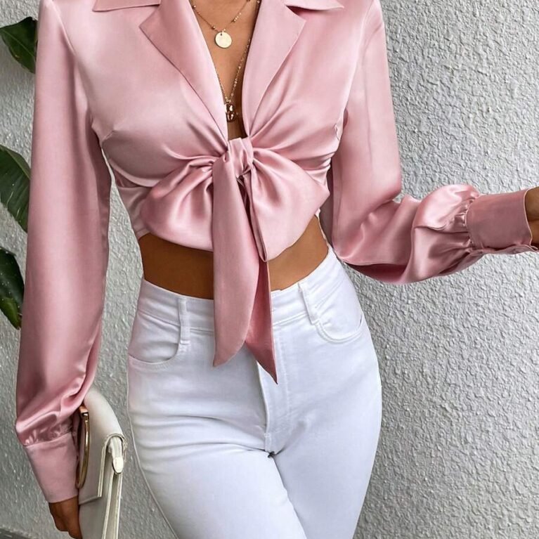 Blusa de satén con cuello de solapa y nudo frontal