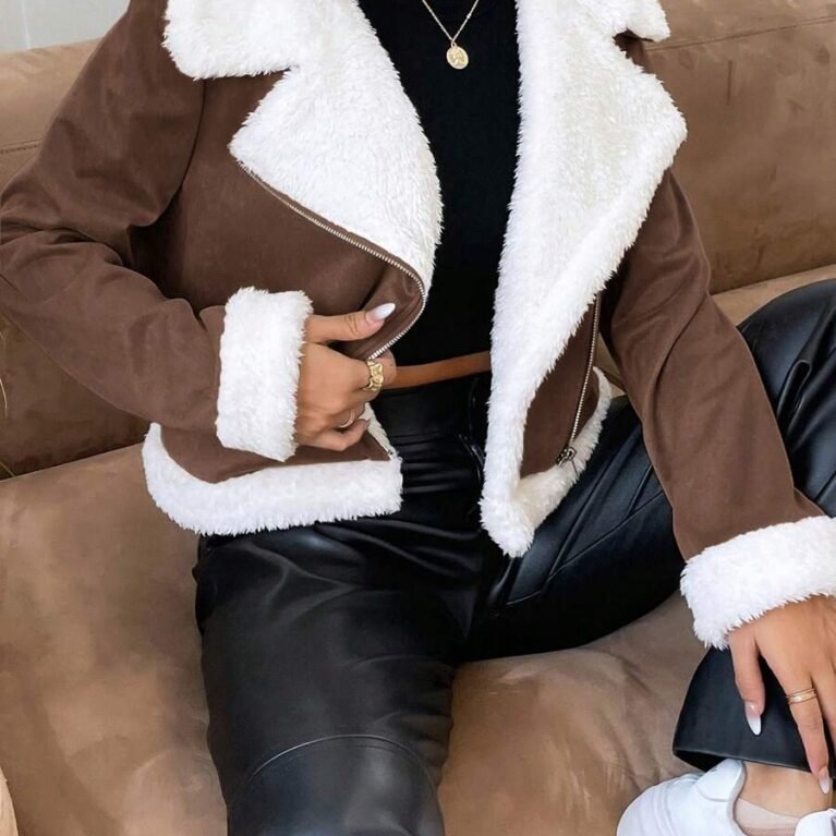 Chaqueta con forro de peluche en la parte delantera