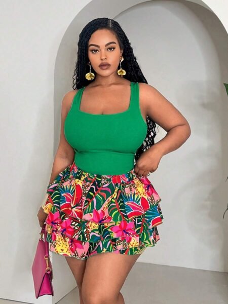 Conjunto de top y falda corta de vuelos estampado tropical