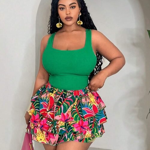 Conjunto de top y falda corta de vuelos estampado tropical