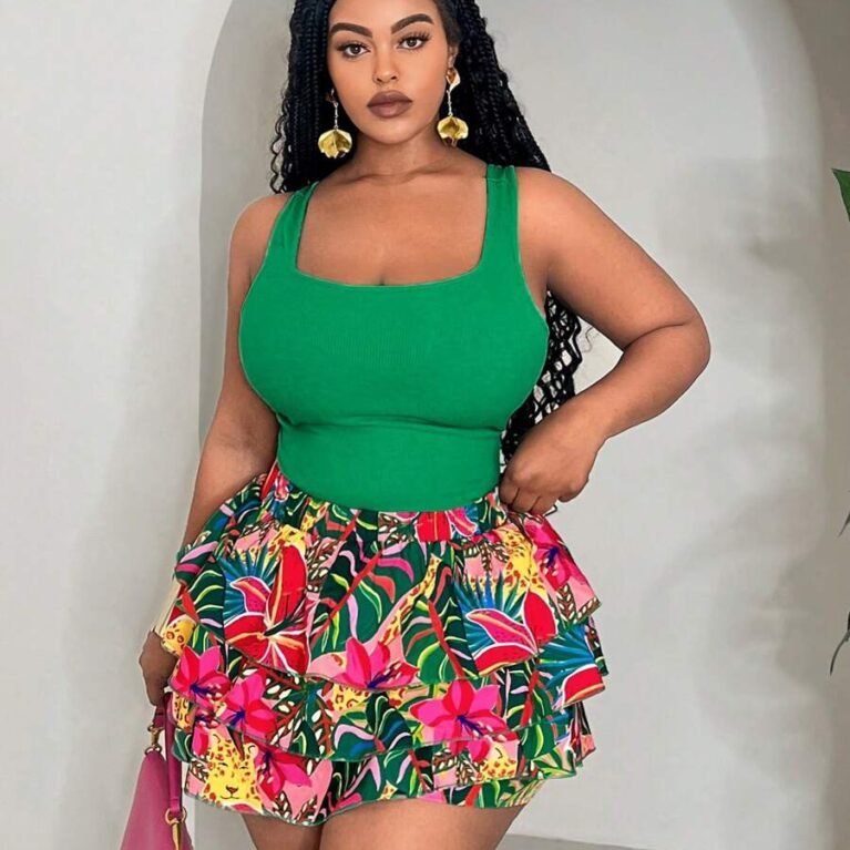 Conjunto de top y falda corta de vuelos estampado tropical