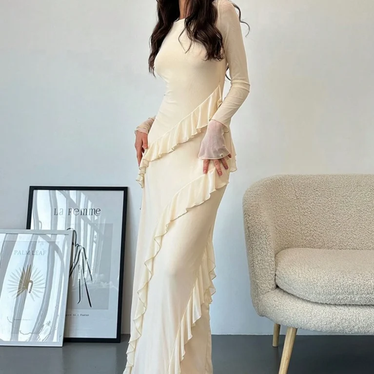 Vestido ajustado de malla con volantes manga larga
