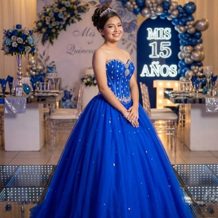 Vestido largo strappless con pedrería y cierre de corsé
