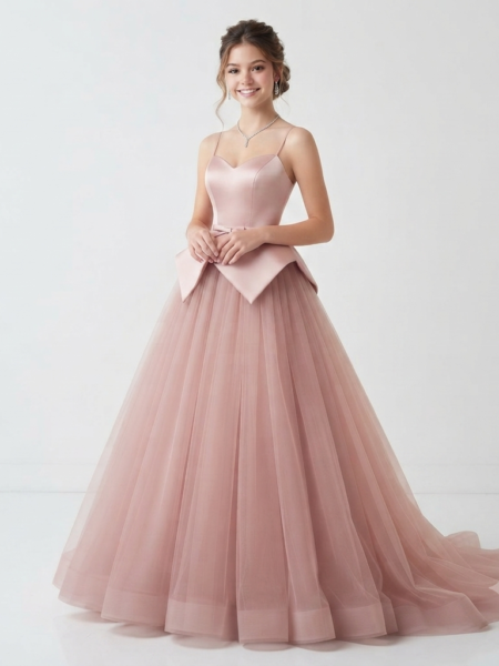 Vestido de quinceaños estilo princesa de satén y tul con tirantes y cola
