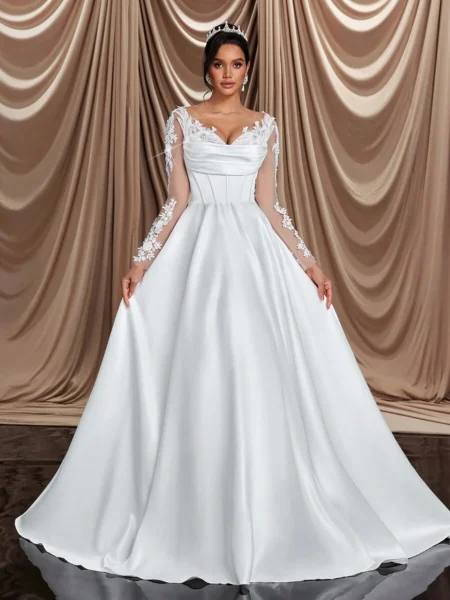 Vestido de novia de satén con apliques en mangas y cierre de corsé
